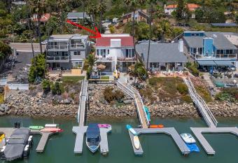 Beautiful Remodeled Waterfront Condo!!! Jacuzzi/Kayak/Paddle Boards has Balcony rooms