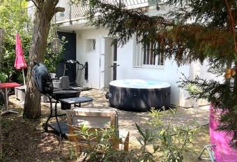 Cosy T2 Jardin avec Spa et Barbeucue has rooms with a private hot tub