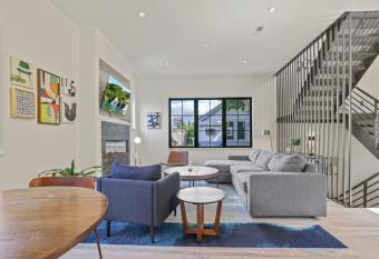 Work Of Art!-3 Bedroom Elegant Townhome-Columbus allows 18 year olds to book a room