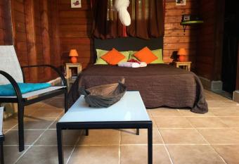 1 bungalow en bois type chalet allows 18 year olds to book a room