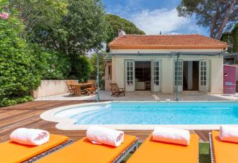 Les Lauriers family house in the center of Juan les Pins has Balcony rooms