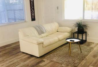 Casa Pompano. 2 miles to Beach. New has Balcony rooms