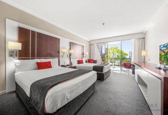 Ocean View ApartHotel in Surfers Paradise has rooms with a private hot tub