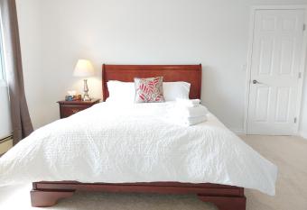 Tranquil Retreat Spacious 2-Bedroom on a Serene Acreage has Balcony rooms