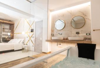 Civico 31 Luxury rooms has rooms with a private hot tub