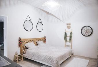 appartement 2 pi  ces jacuzzi allows 18 year olds to book a room