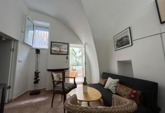 Le Patio du Pitchounet allows 18 year olds to book a room