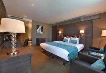 Van der Valk Hotel Gilze-Tilburg has rooms with a private hot tub