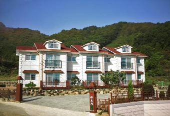 Capri Hakdong Pension has Balcony rooms