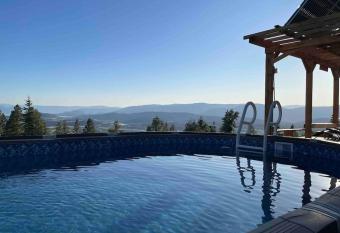 Stunning Mountain House    Parrot Summit    allows 18 year olds to book a room