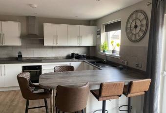 Modern openplan 4 bed 4 bathroom Highland home has Balcony rooms