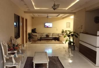 Hotel Seven Eleven allows 18 year olds to book a room