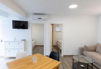 Andrea&Goran has Balcony rooms