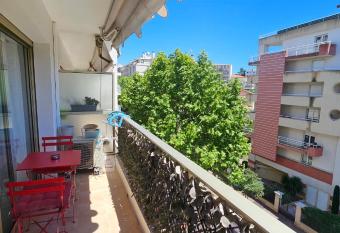 Magnifique studio Juan les pins-plage    pied allows 18 year olds to book a room