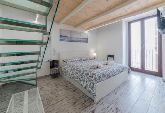 Casa Fef   - Affitti Brevi Italia has Balcony rooms