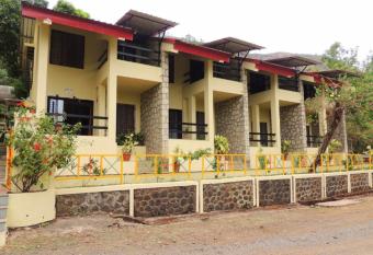 Girivan Picnics has Smoking/Balcony rooms