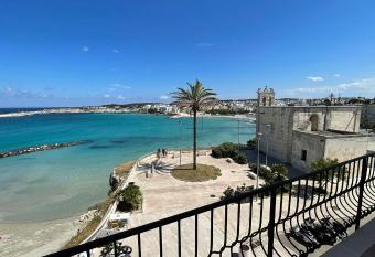 Favoloso Vista Mare allows 18 year olds to book a room