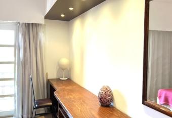 1 bedroom apartment marina allows 18 year olds to book a room