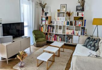 Bright well-equipped apartment in Saint-Ouen has Balcony rooms