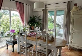 Maison confortable avec jardin proche Valbonne allows 18 year olds to book a room