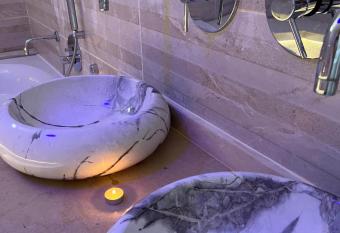 EVA S HOME has rooms with a private hot tub