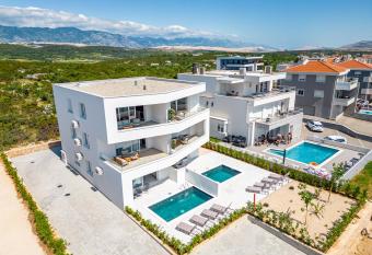 Apartments Oliver allows 18 year olds to book a room