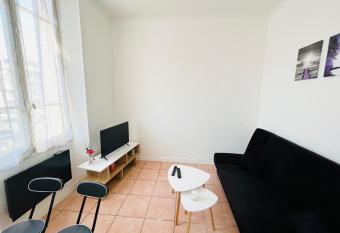 Studio centre Golfe Juan allows 18 year olds to book a room