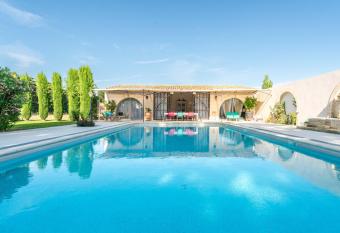 Poolhouse Cavaillon has Balcony rooms