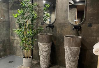 Spa & Love Exotic - Baln  o - Sauna - Parking allows 18 year olds to book a room