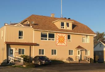 Auberge Soleil de Mer allows 18 year olds to book a room