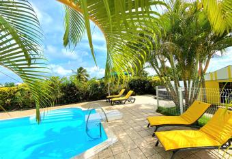 Les Orchid  es de Sainte-Anne has rooms with a private hot tub