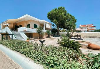 Almare House near Airport has Balcony rooms