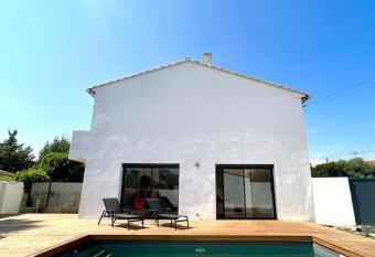 Maison Ind  pendante ensoleill  e avec piscine allows 18 year olds to book a room