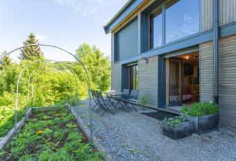 Eco-gite Dans Chalet Neuf Au Pied has Balcony rooms