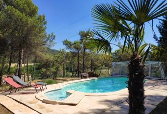 La Tourelle Suite Cosy entre vignoble aixois et Luberon allows 18 year olds to book a room