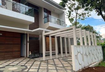 Cozy villa with swimming Pool in Sentul has Balcony rooms