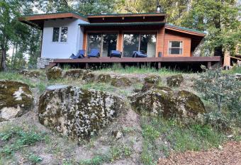 Holiday Home near Yosemite National Park has Balcony rooms