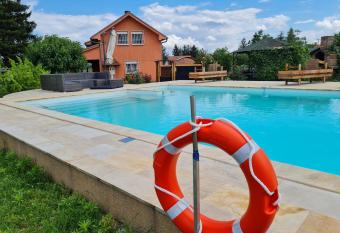 Vila Tea Fruska Gora has rooms with a private hot tub