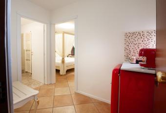 Residenza Catullo - Apartments has rooms with a private hot tub