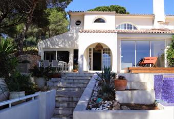 Casa des Pins - Villa d   exception    S  te allows 18 year olds to book a room