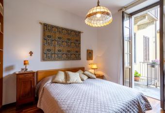 Lungo Lago ARONA - Self check-in e Wi-Fi in centro has Balcony rooms