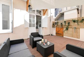 Charmant 2 pers atypique avec terrasse-m  tro Valmy has Balcony rooms