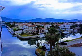Vistas, Paz y Armonia. allows 18 year olds to book a room