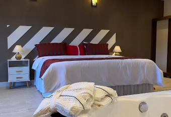 Pousada Granja Santa Barbara has rooms with a private hot tub