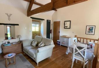 Acorn Cottage has Balcony rooms