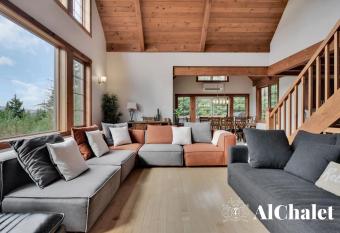 B-  vasion Chalet avec spa sauna has rooms with a private hot tub