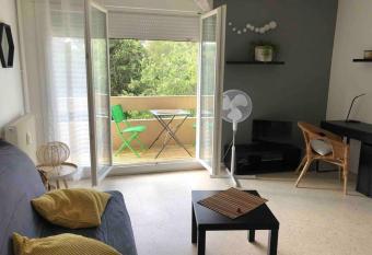 Jolie studio proche du Jean Jaur  s avec terrasse allows 18 year olds to book a room