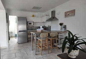 Joli appartement avec cour priv      150m de la mer has Balcony rooms