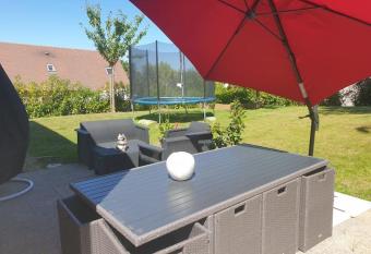 Cosy maison Honfleur 2 chambres parking jardin et jaccuzzi has rooms with a private hot tub