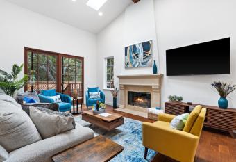 Gorgeous Santa Cruz Villa - Modern Beachside Paradise With New Hot Tub & Fast Wi-Fi allows 18 year olds to book a room